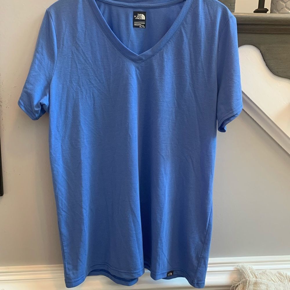 North Face Women’s Blue V-Neck Shirt sz XL